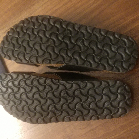 BIRKENSTOCK - Leather - Black & Gold sandals. Size 38 or 7/7.5. LIKE NEW - Picture 6 of 8